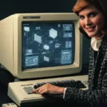 Femme utilisant un ancien ordinateur avec une IA.